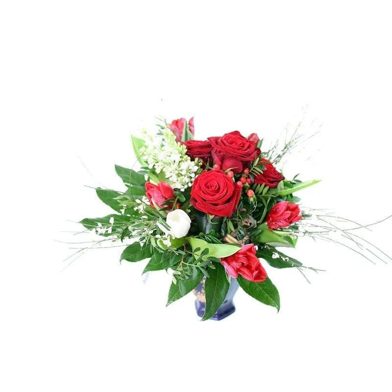 Rosenstrauß mit roten Rosen und grünen Blättern