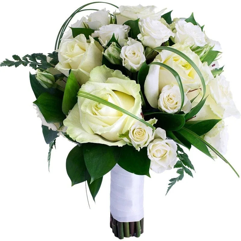 Bouquet aus schneeweißen Rosen mit grünen Blättern.