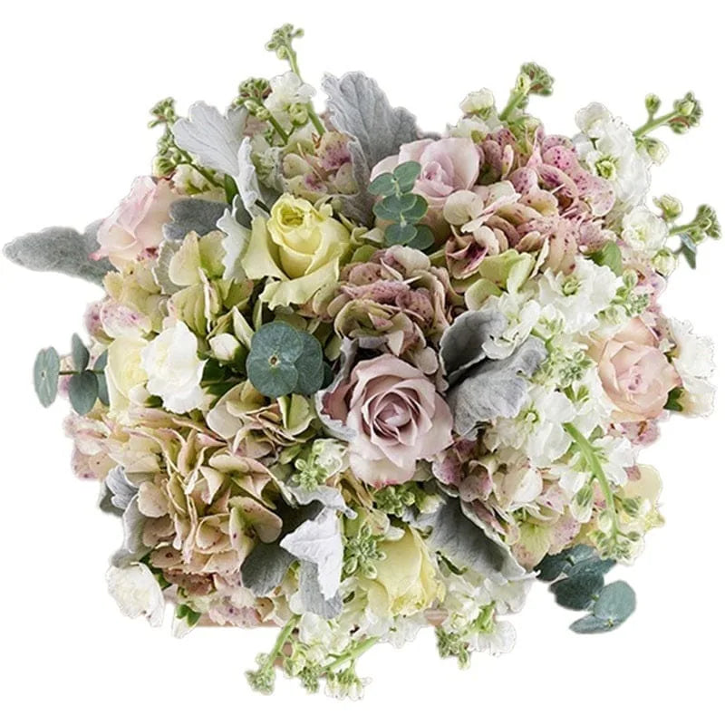 Blumenstrauß mit Rosen, Hortensien und Eukalyptus