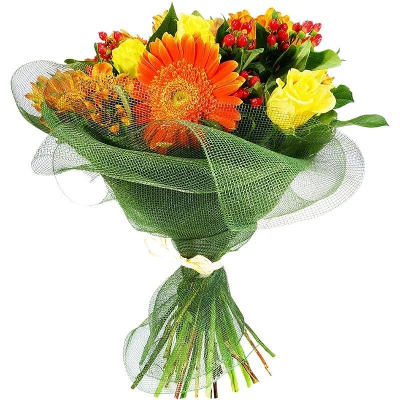 Blumenstrauß mit gelben Rosen und orangefarbenen Blumen in grünem Netz