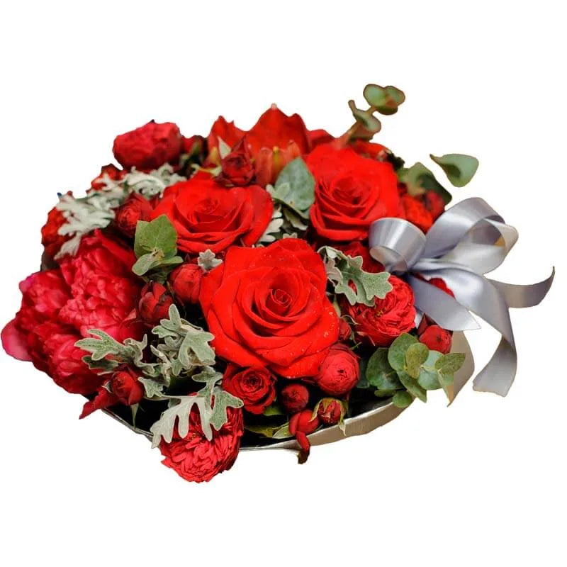 Roter Rosenstrauß in Geschenkbox mit silberner Schleife