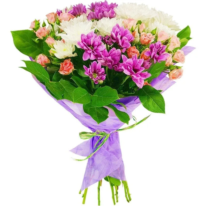 Blumenstrauß mit rosafarbenen und violetten Blüten, grünem Laub und lila Geschenkpapier