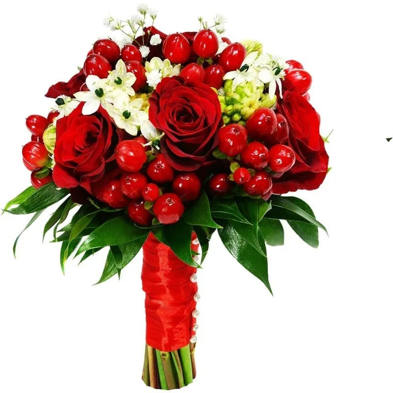 Blumenstrauß mit roten Rosen, Beeren und weißen Blüten.