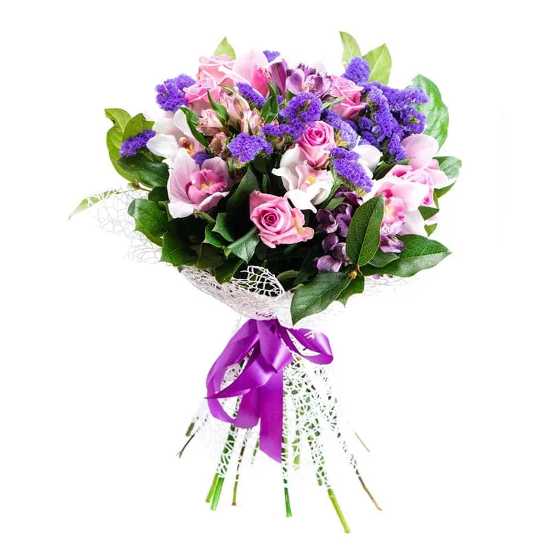 Lila und rosa Blumenstrauß mit grünen Blättern und Schleife