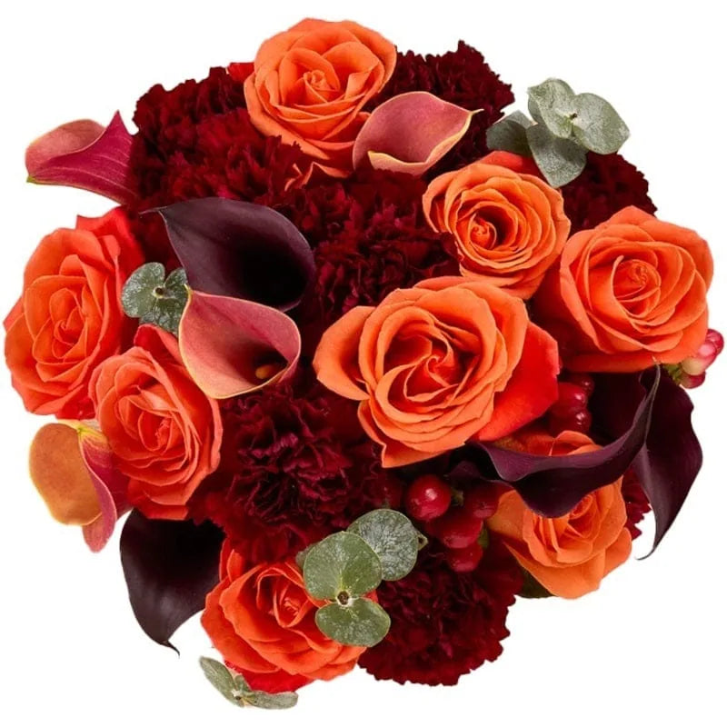 Herbstlicher Blumenstrauß mit Rosen und Callas