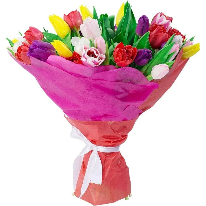 Bunter Tulpenstrauß mit verschiedenen Farben in rosa Papier