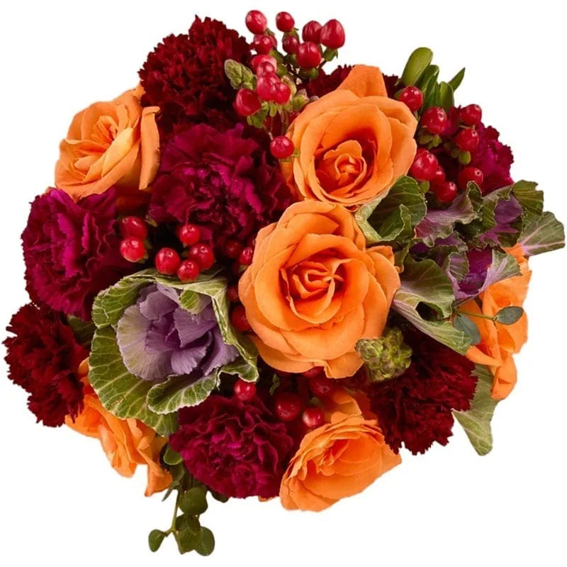 Blumenstrauß mit orangefarbenen Rosen und bordeauxfarbenen Blüten.