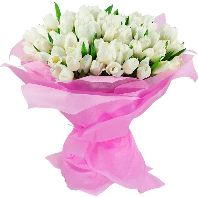 Bouquet aus weißen Tulpen mit pinkem Papier