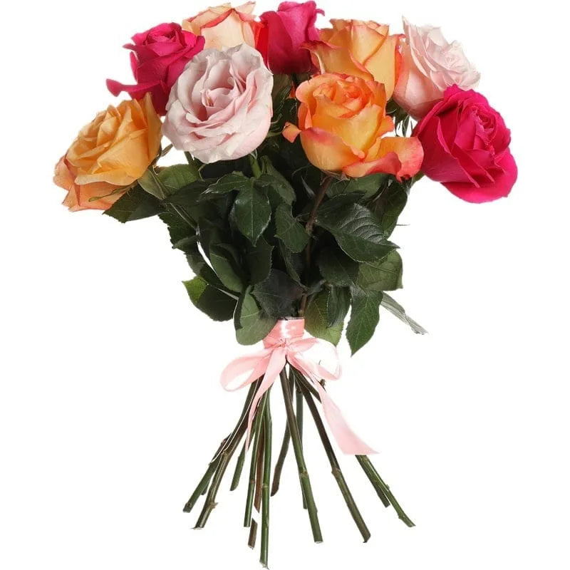 Blumenstrauß mit pastellfarbenen Rosen auf weißem Hintergrund