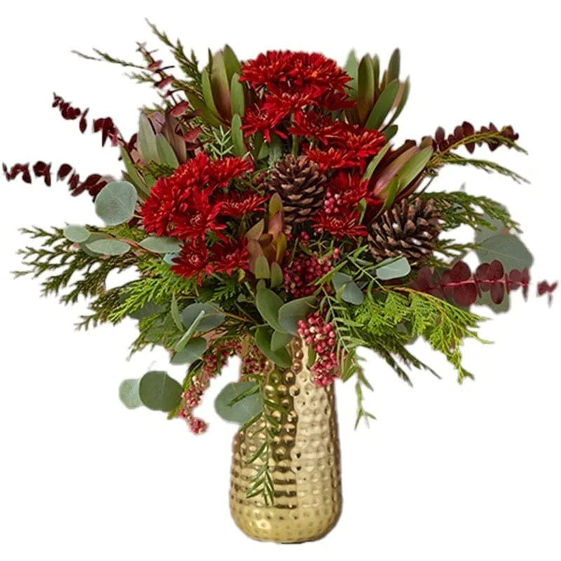Festliches Blumenarrangement in einer goldenen Vase mit roten Blumen und Tannenzapfen