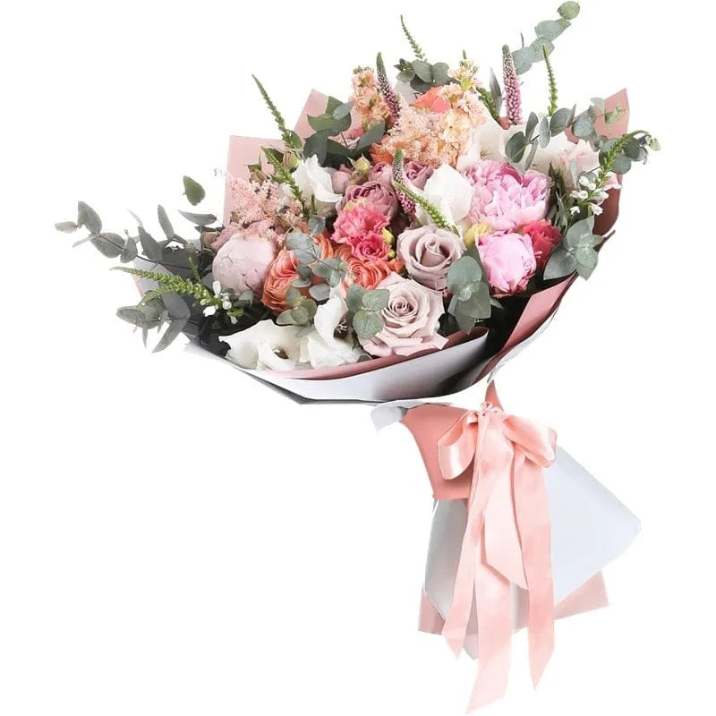 Blumenstrauß mit Pfingstrosen und Rosen, rosa Band