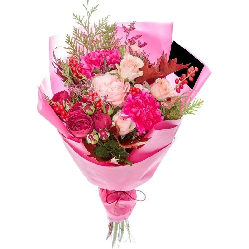 Strauß mit rosa und roten Blumen in Papierverpackung