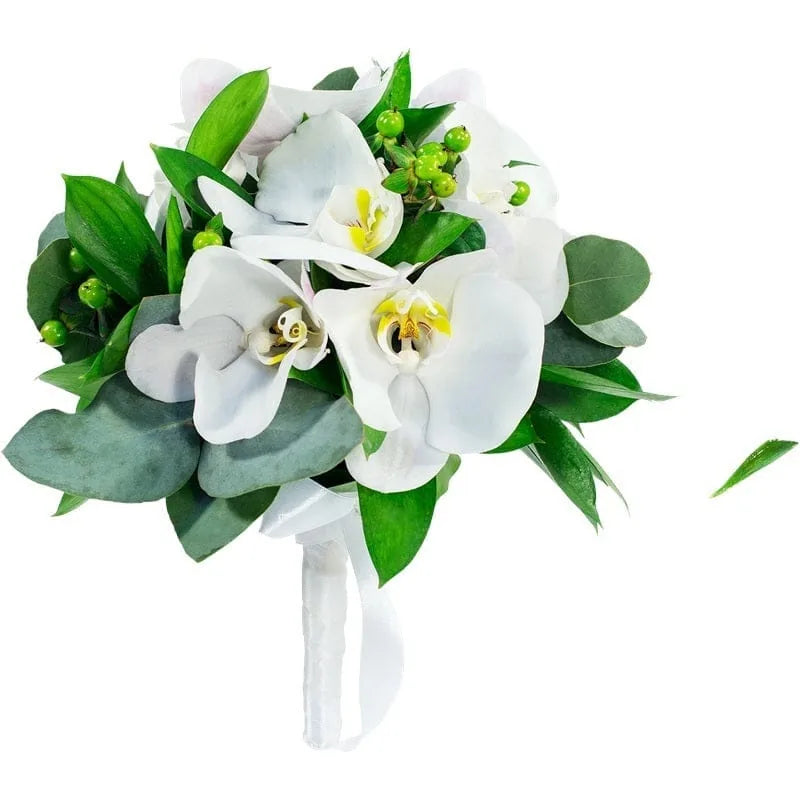 Strauß aus weißen Orchideen mit grünen Blättern.
