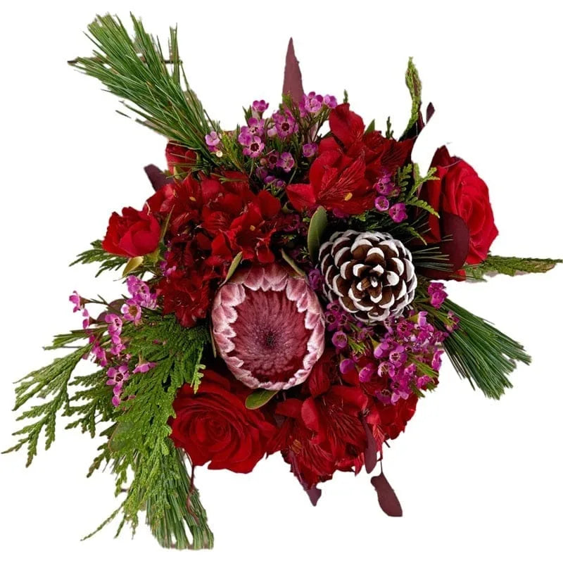 Winterliches Blumenbouquet mit roten Rosen, Zapfen und Nadelzweigen