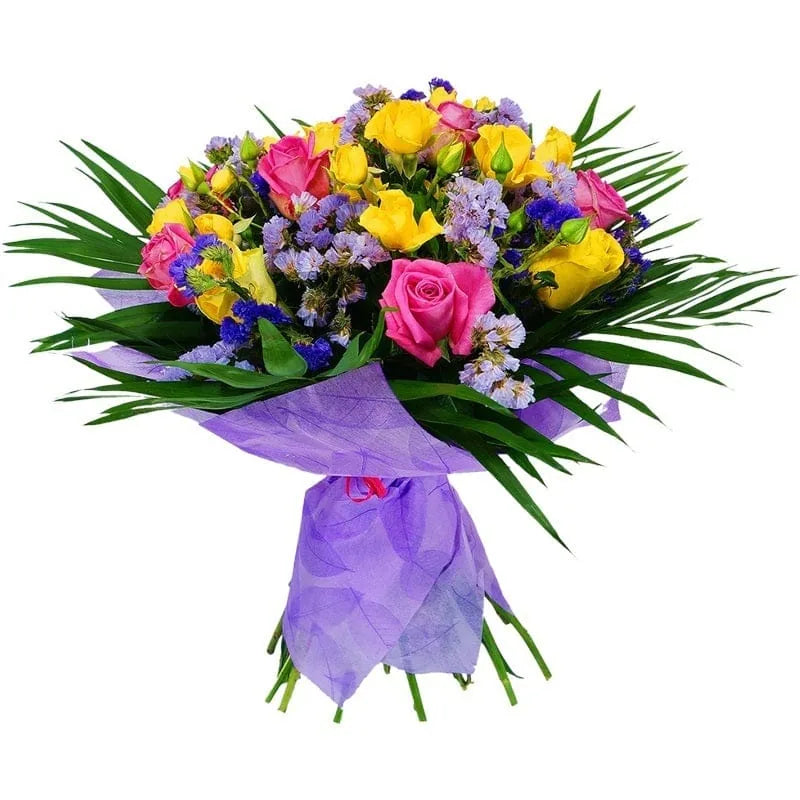 Bunter Blumenstrauß mit Rosen und verschiedenen Blumen in lila Papier gewickelt