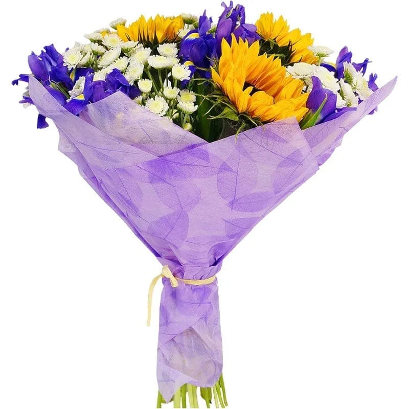 Blumenstrauß mit gelben Sonnenblumen, blauen Iris und weißen Blumen in lila Papier