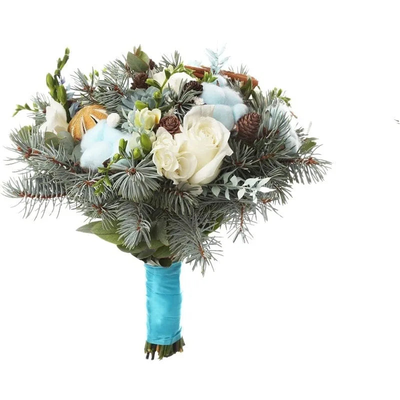 Bouquet aus weißen Rosen, Tannenzweigen und blauer Dekoration