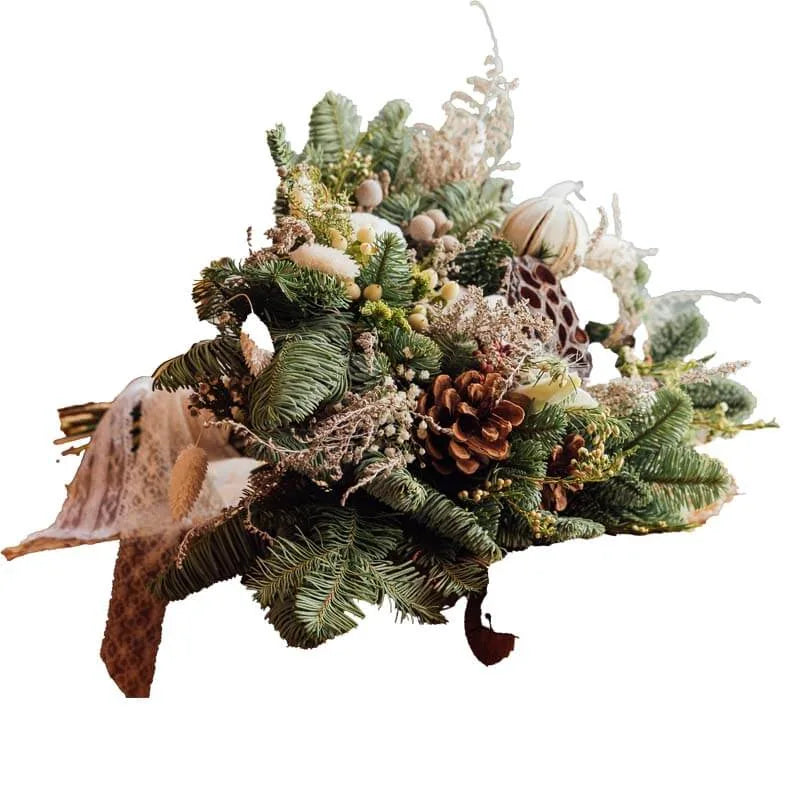 Blumenstrauß mit Tannenzweigen, Zapfen und winterlicher Dekoration