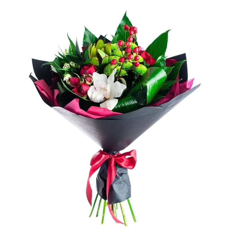 Bunter Blumenstrauß mit exotischen Blumen und rotem Band