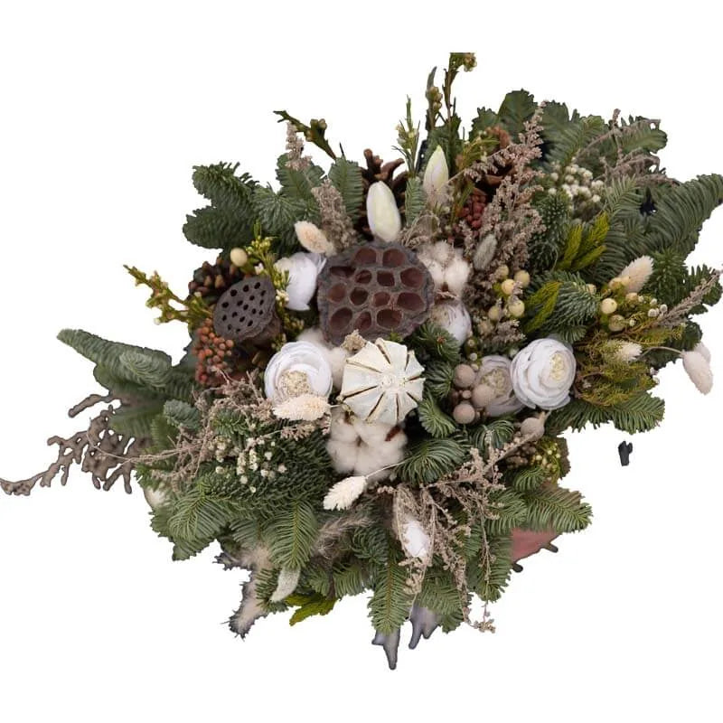 Winterliches Blumenbouquet mit Naturmaterialien