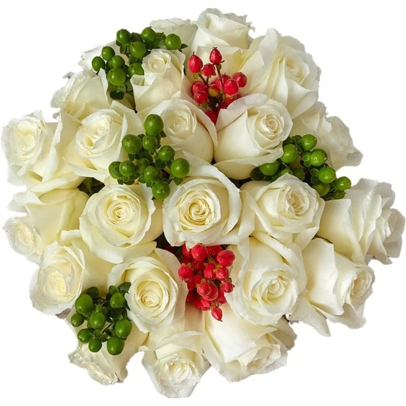 Bouquet aus weißen Rosen mit roten und grünen Beeren.