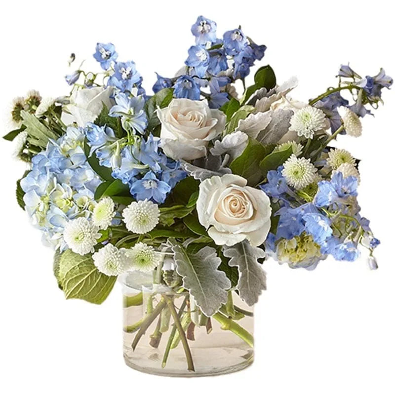 Blumenstrauß mit blauen und weißen Blumen in einer Vase