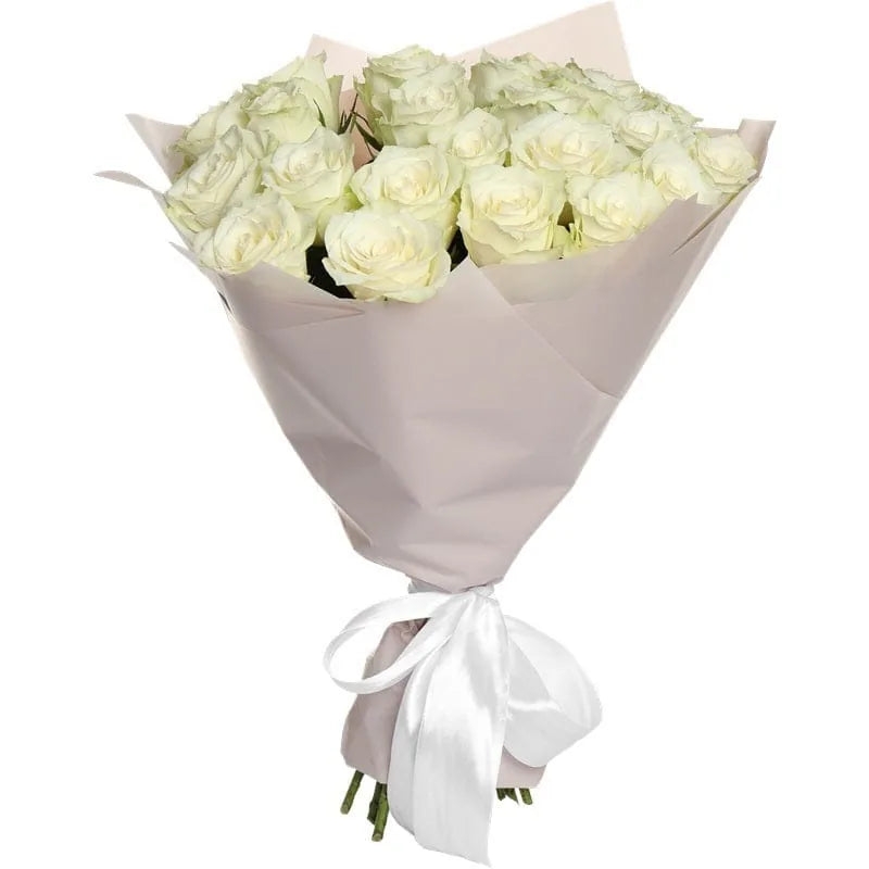 Blumenstrauß mit weißen Rosen in Geschenkverpackung