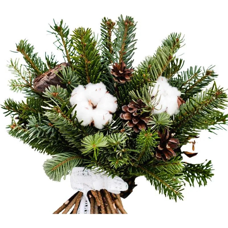 Bouquet aus Nadelzweigen, Zapfen und Baumwollblüten.