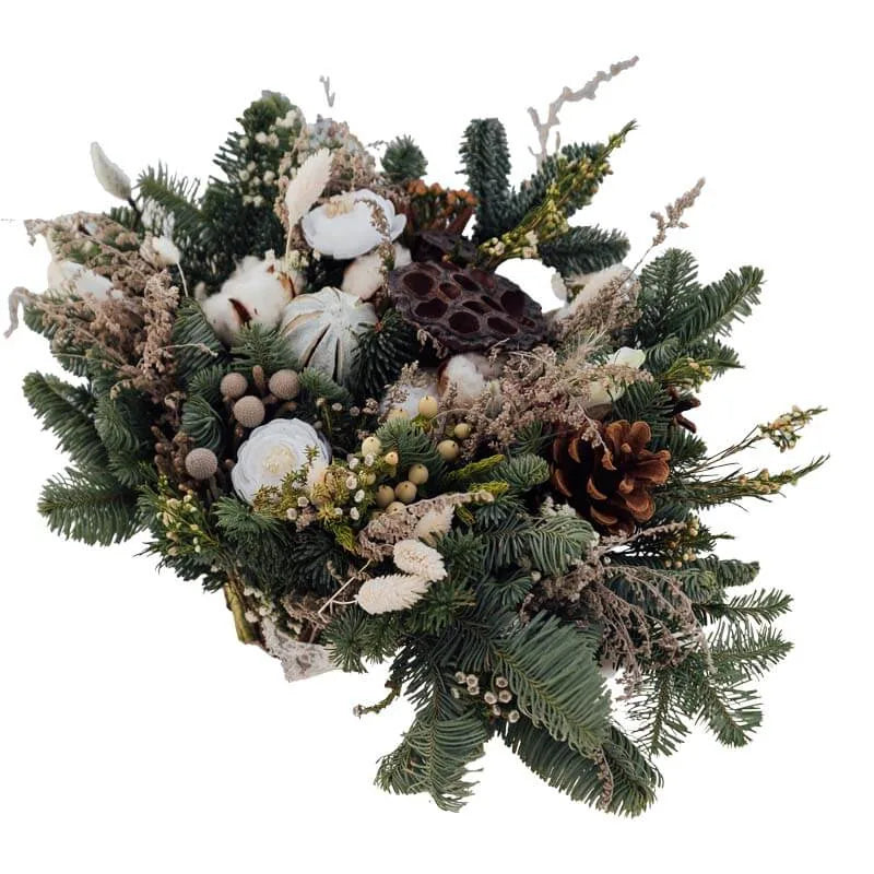 Winterlicher Blumenstrauß mit Tannenzweigen und Zapfen.