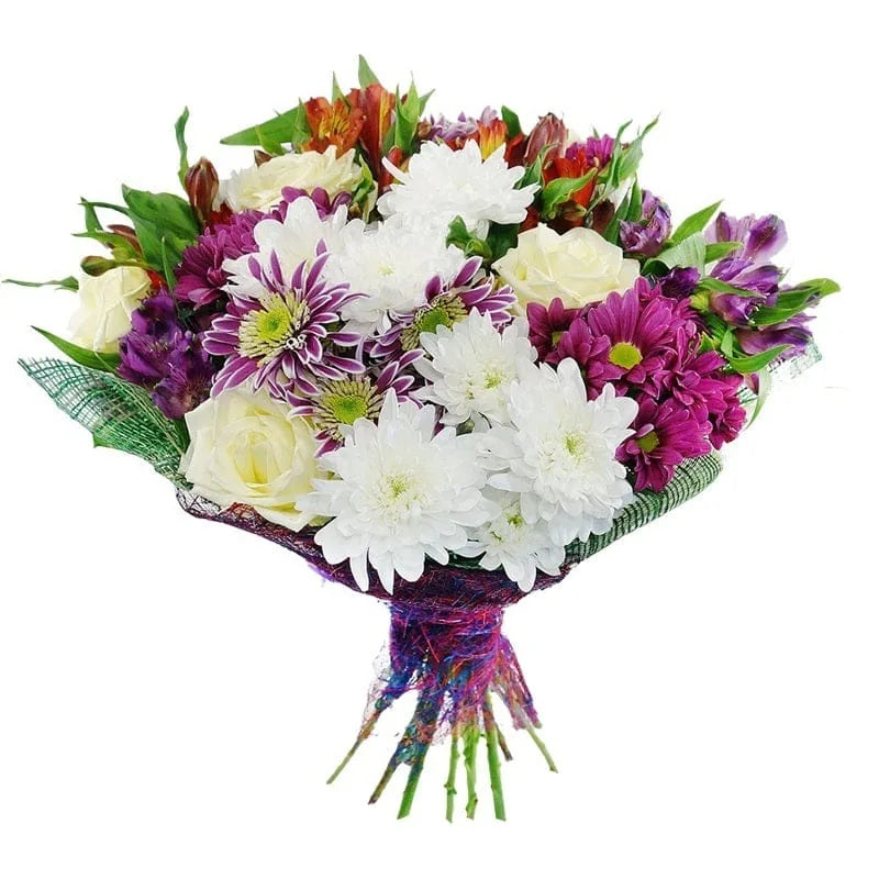 Lila und weißer Blumenstrauß mit Rosen und Chrysanthemen.