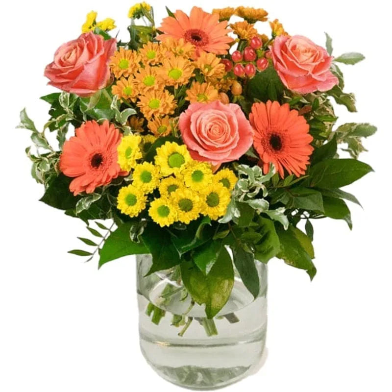 Bunter Blumenstrauß mit Rosen, Gerbera und anderen Frühlingsblumen in einem Glasgefäß