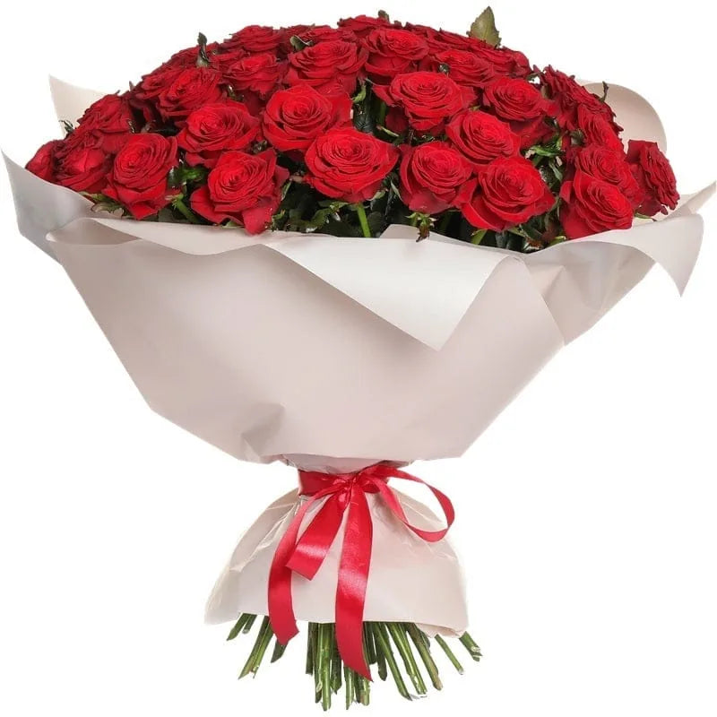 Großer Blumenstrauß aus roten Rosen mit weißem Papier und rotem Band gebunden.