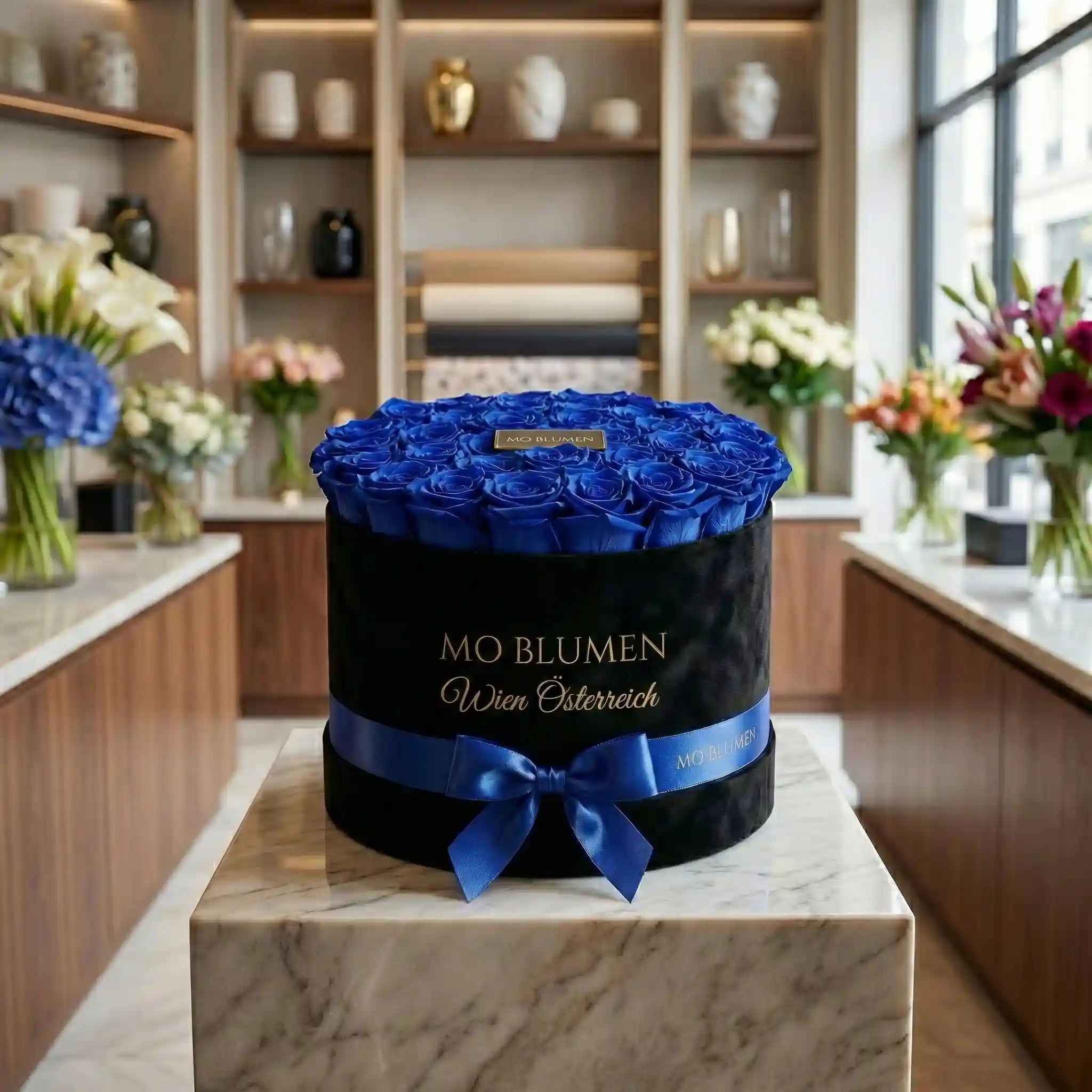 Royalblau-Box mit blauen Rosen in schwarzer Samtbox mit blauer Schleife – MO BLUMEN Wien Österreich