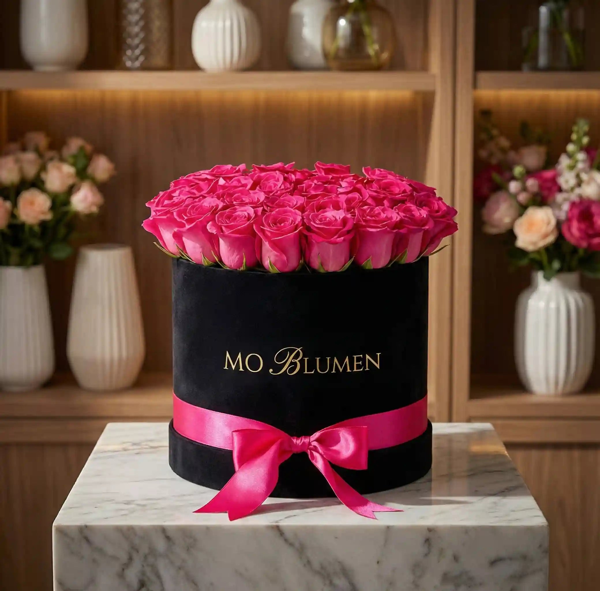 Pinkzauber-Box mit pinken Rosen in schwarzer Samtbox mit pinkfarbener Schleife – MO BLUMEN Wien