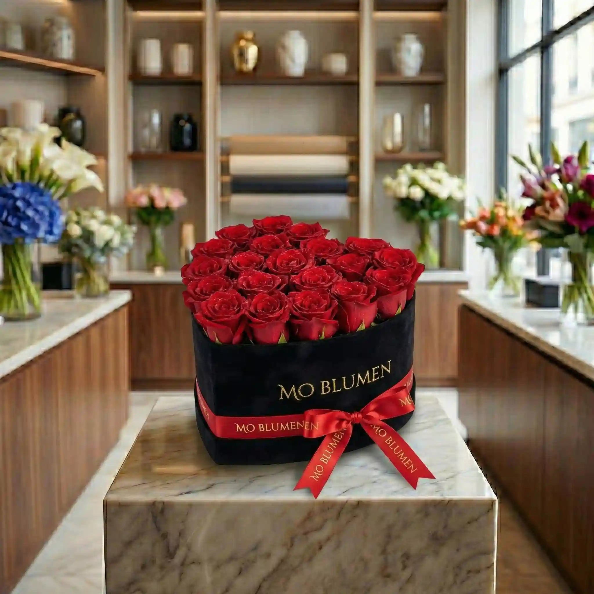 Herz-Rosen-Box mit roten Rosen in herzförmiger schwarzer Samtbox – MO BLUMEN Wien