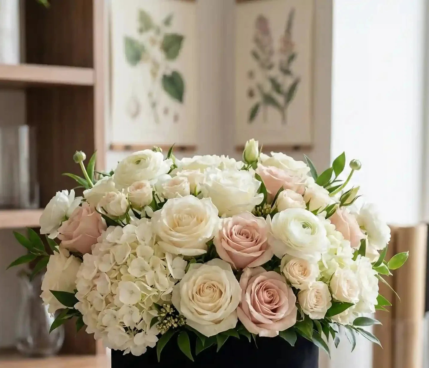 Eleganter Blumenstrauß in Weiß- und Rosatönen von MO BLUMEN, mit Rosen, Ranunkeln und Hortensien in einer schwarzen Box.