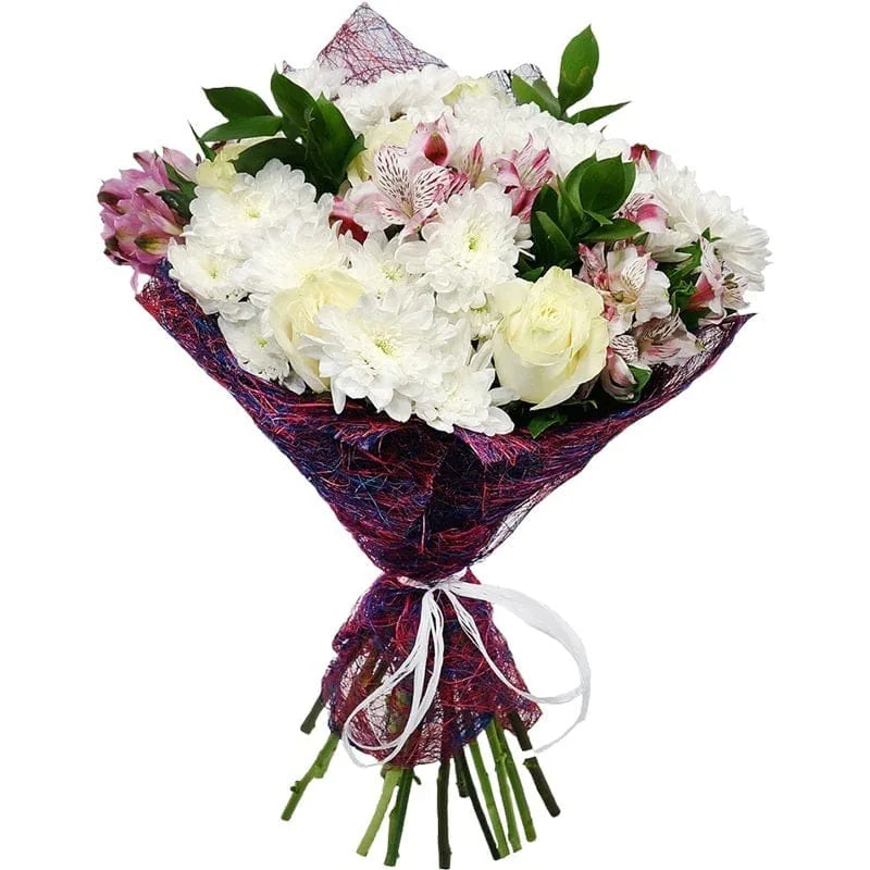 Schneeweißer Blumenstrauß mit Rosen und grünem Blattwerk