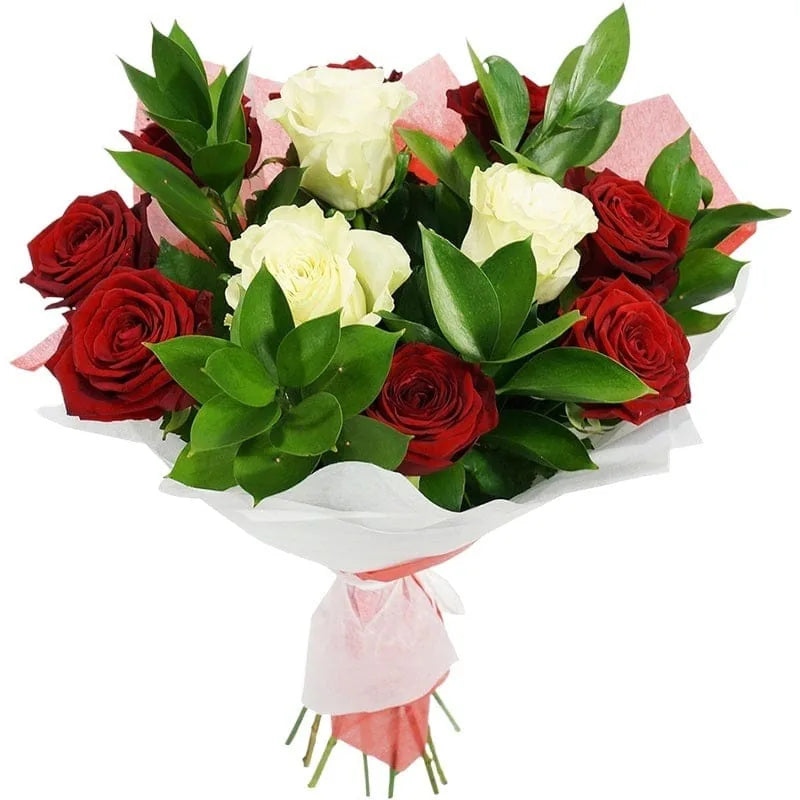 Blumenstrauß mit roten und weißen Rosen sowie grünen Blättern.