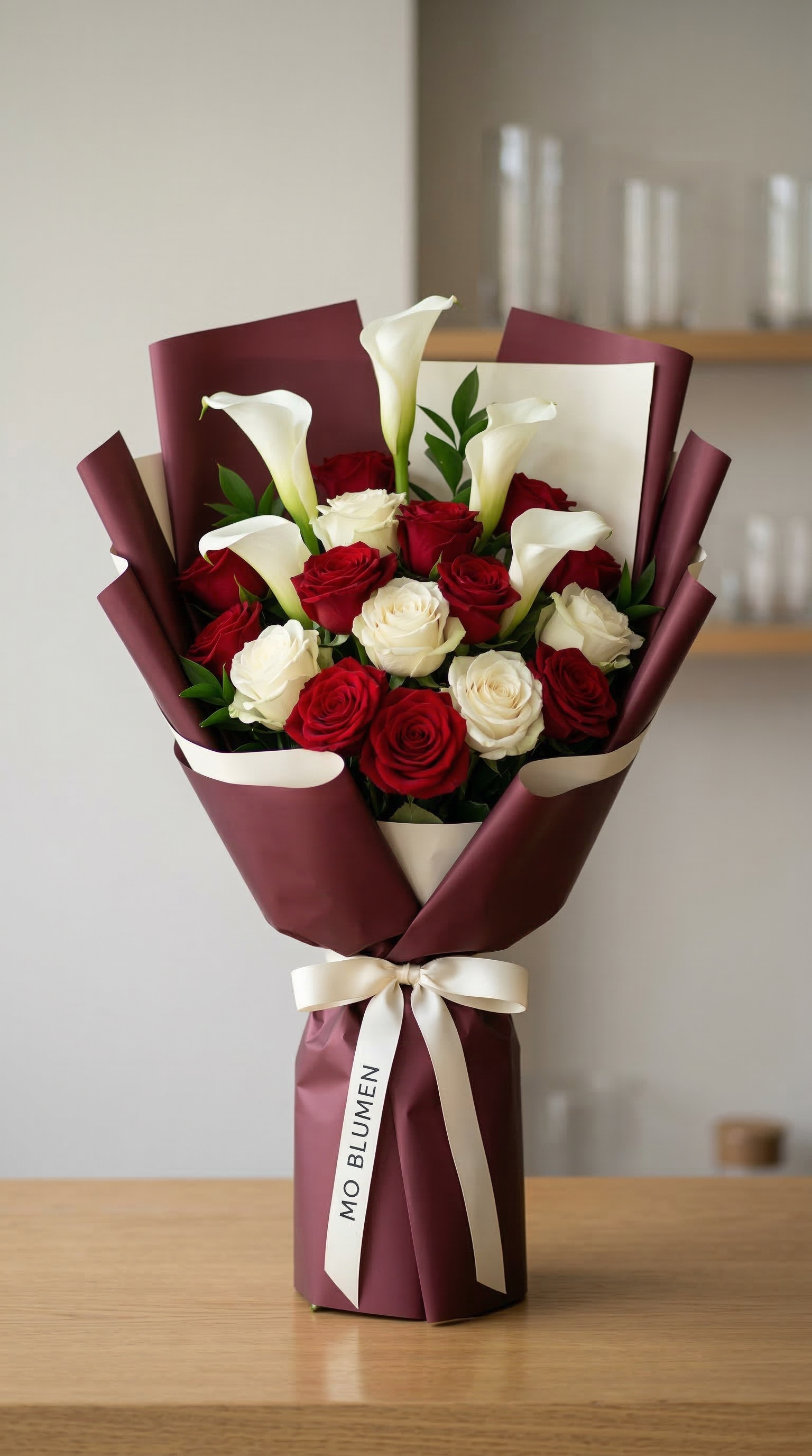 Eleganz in Rot-Wei� - Nahaufnahme Calla-Lilien MO BLUMEN Wien