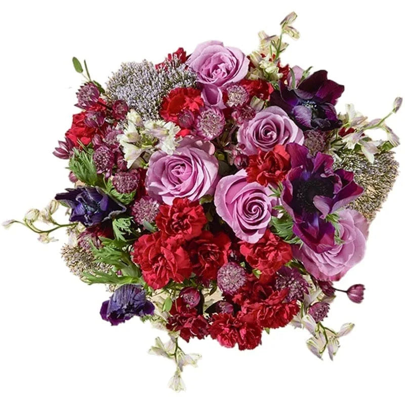 Lila und rote Blumenstrauß mit Rosen und anderen Blumen