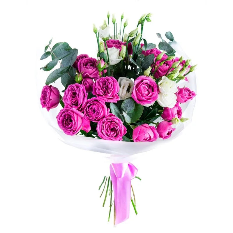 Rosa Rosenstrauß mit Beeren und Eukalyptus