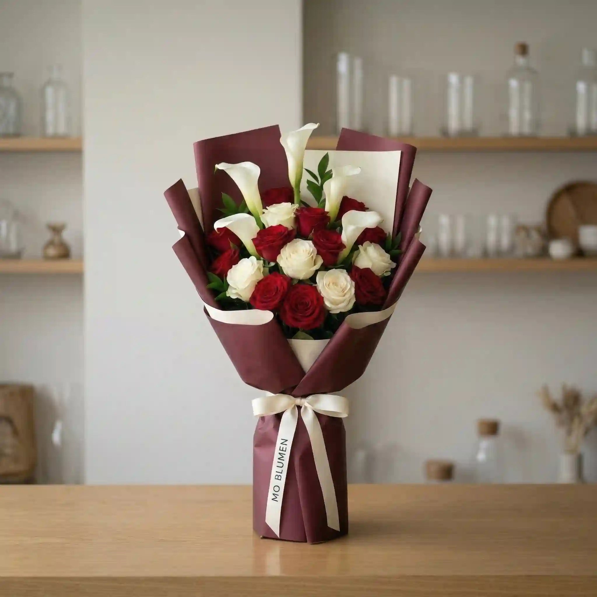 Eleganz in Rot-Wei�Y Osterstrau�Y mit Rosen und Calla MO BLUMEN Wien