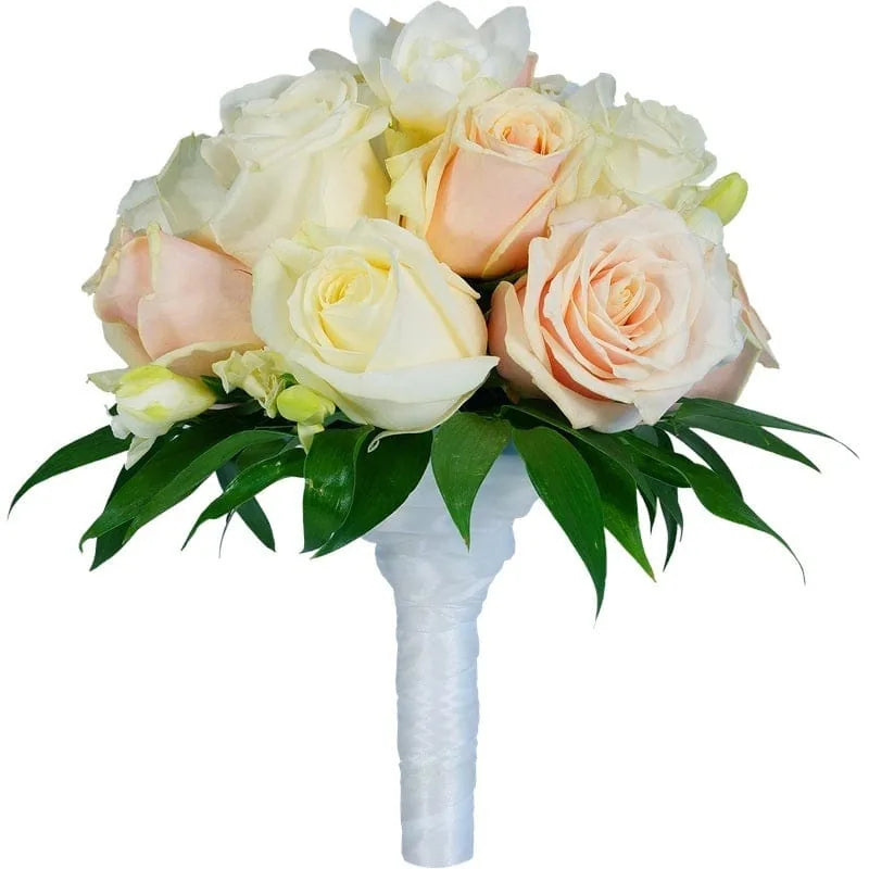 Cremefarbener Blumenstrauß mit Rosen und Grün