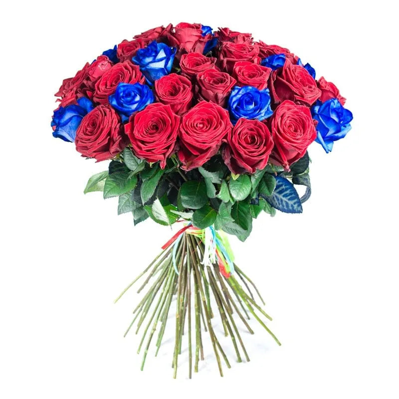 Blau-roter Rosenstrauß von MO BLUMEN mit leuchtenden roten und blauen Rosen, gebunden mit bunten Bändern.