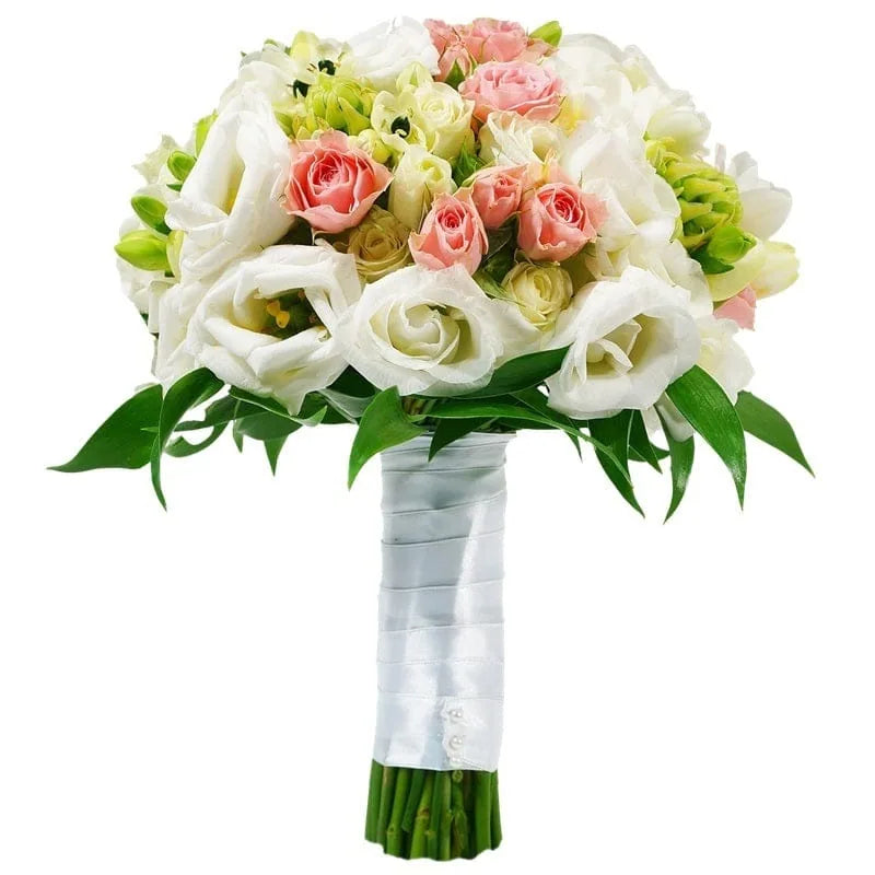 Rosa-weißer Blumenstrauß mit Rosen und anderen Blumen