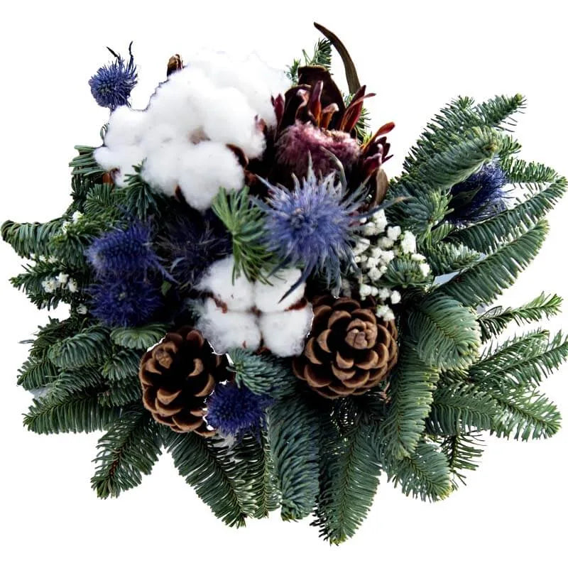 Bouquet mit blauer Distel, Baumwolle, grünen Zweigen und Zapfen