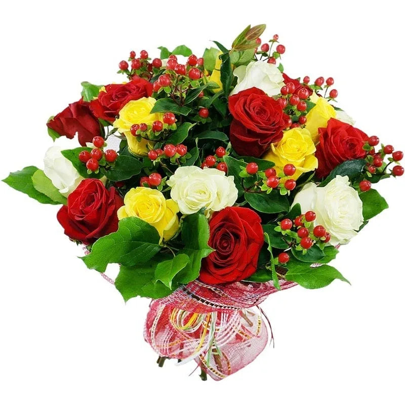 Blumenstrauß mit roten, weißen und gelben Rosen sowie Beeren