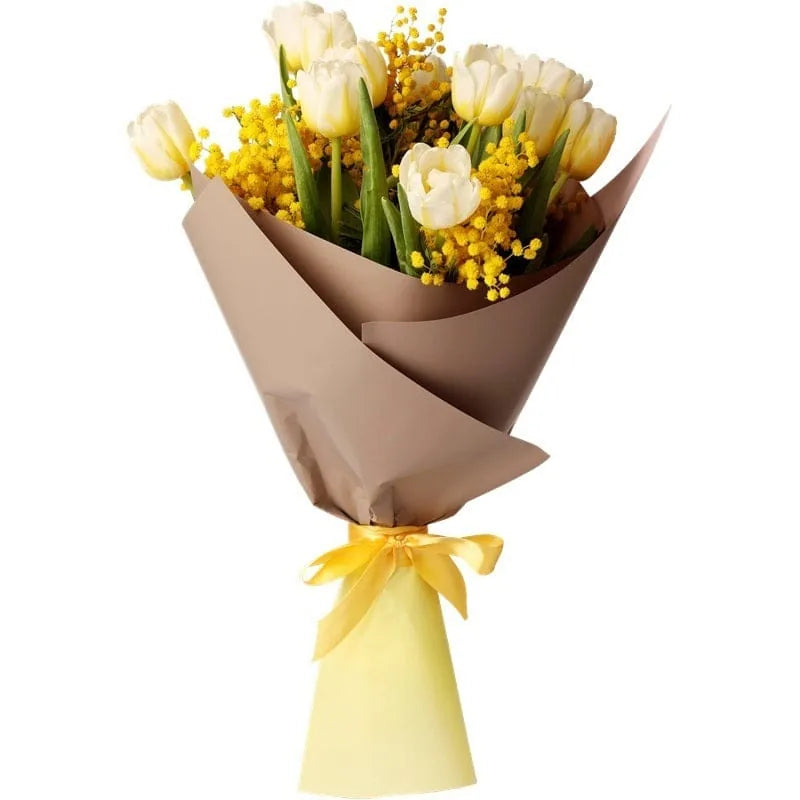 Blumenstrauß mit weißen Tulpen und gelben Mimosen, braunem Papier und gelber Schleife