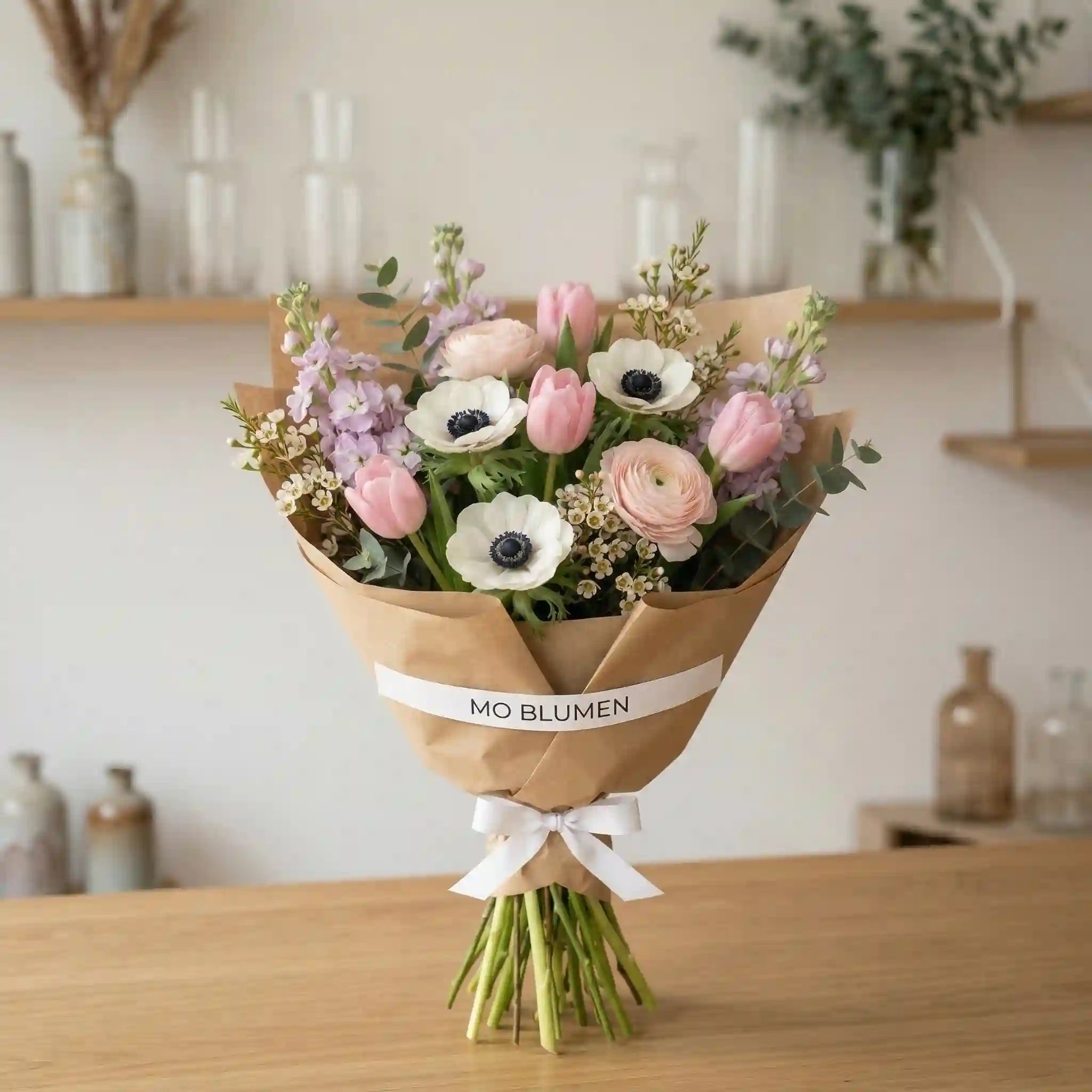 Fr��hlingserwachen Osterstrau�Y mit Anemonen und Tulpen MO BLUMEN Wien