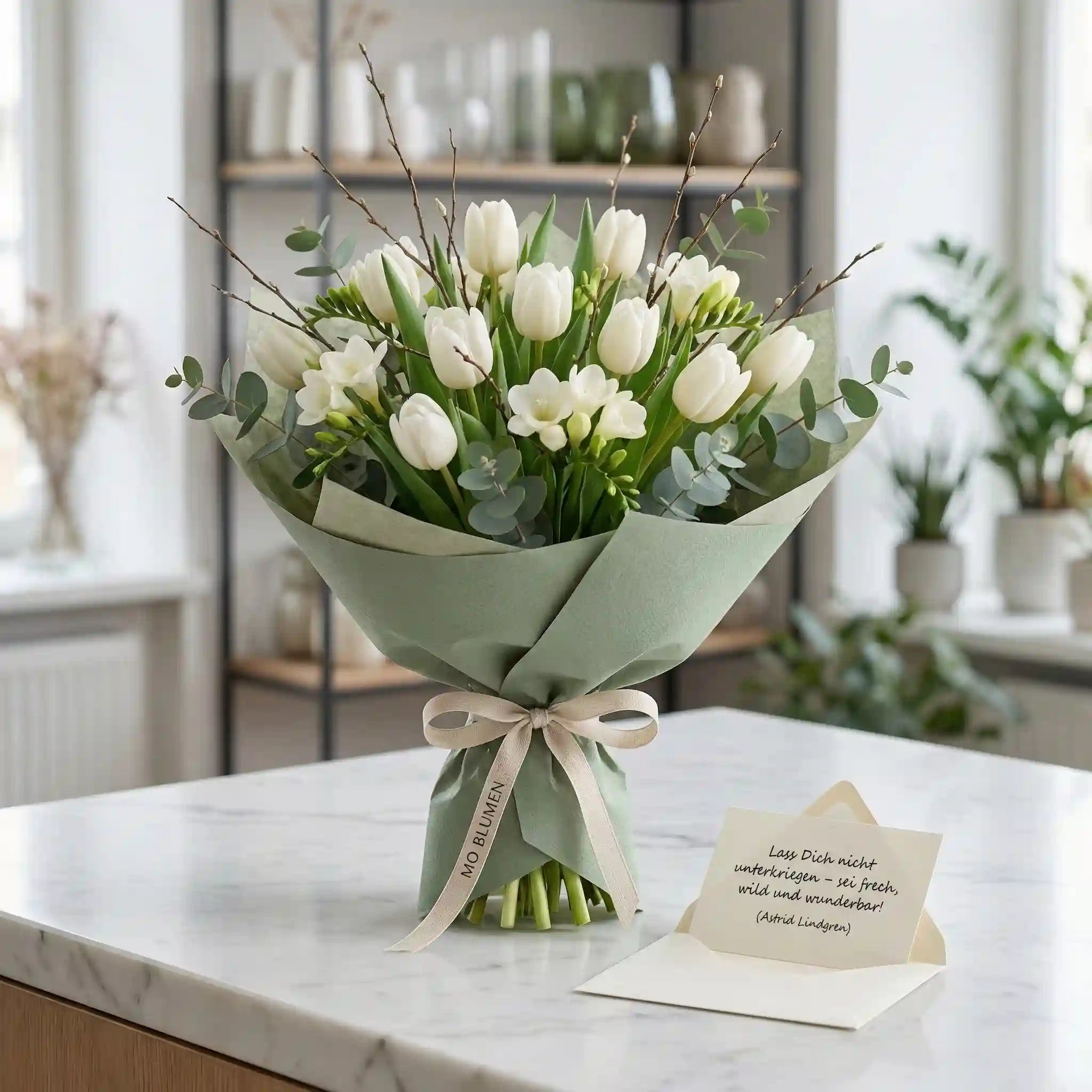 Frühlingsfrische Tulpenstrauß - Weiße Tulpen mit Freesien und Eukalyptus zum Weltfrauentag - MO BLUMEN Wien